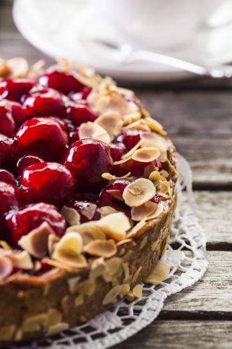 Torta alle mandorle e ciliegie candite