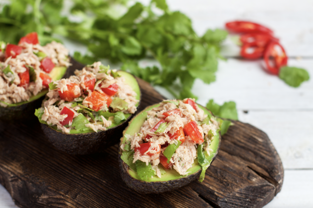 Avocado ripieni al tonno e peperoni