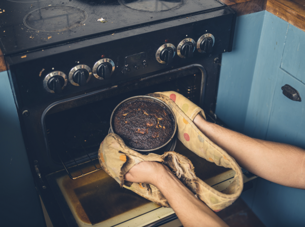 La torta è bruciata in superficie, ma cruda all’interno