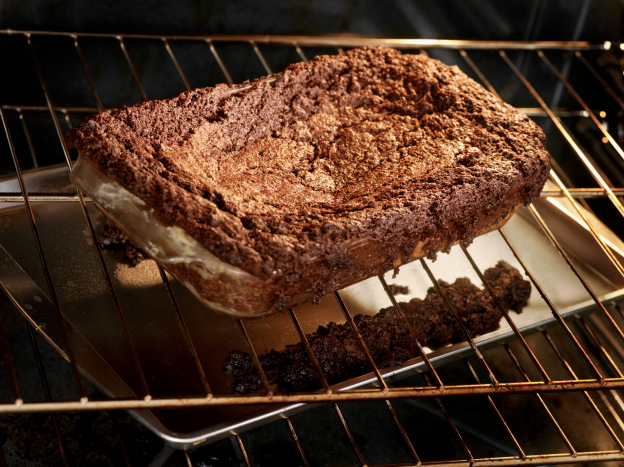 La torta esce dallo stampo durante la cottura