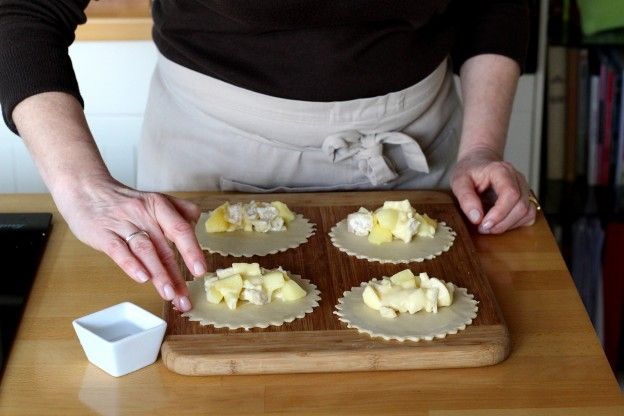 Inumidire il bordo della pasta