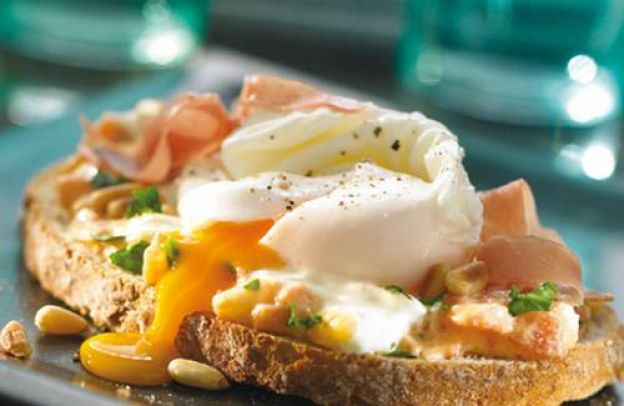 Toast di uova in camicia con salsa al pomodoro