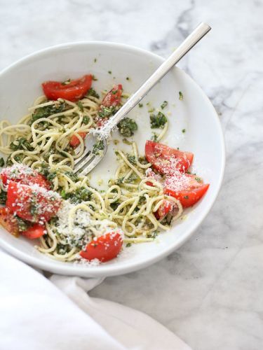 Pasta con pesto di rucola e pomodorini