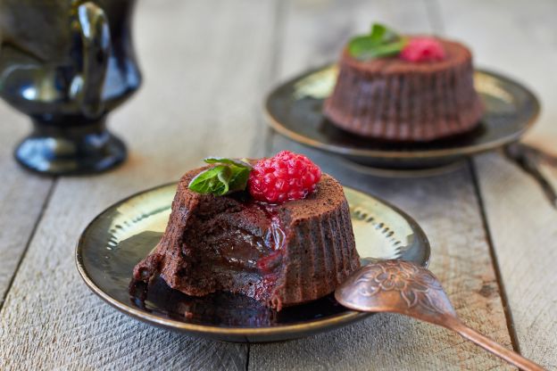 Tortino al cioccolato dal cuore morbido e lamponi