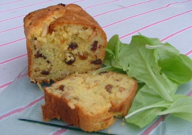 Plumcake salato alle cipolle, pinoli e uva passa