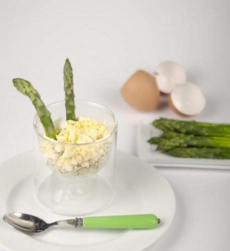 Bicchierini di quinoa con punte di asparagi e uova sode alla maionese