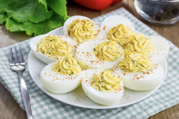 Uova sode con humus di carciofi