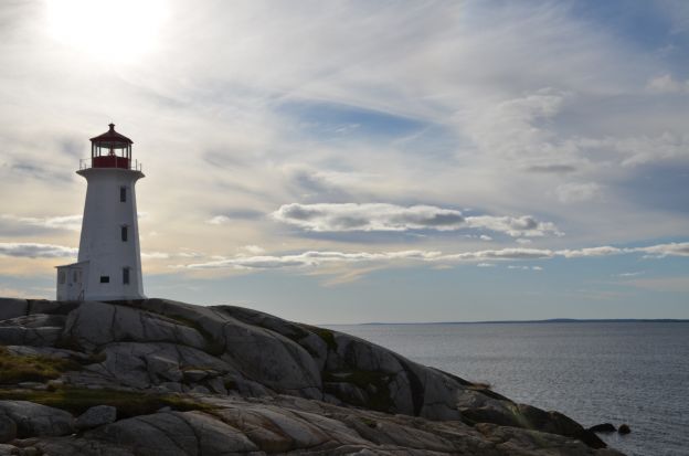 In un faro tra le onde del mare