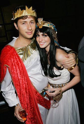 Anne Hathaway vestita da Cleopatra