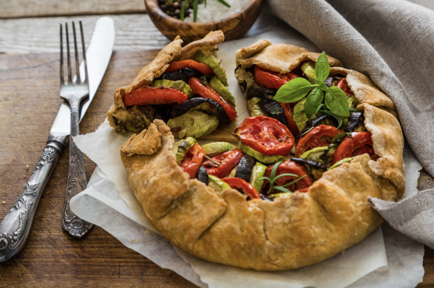 Torta salata con melanzane e pomodorini