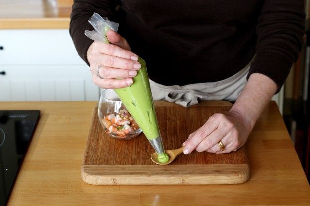 Servire con la purea di avocado