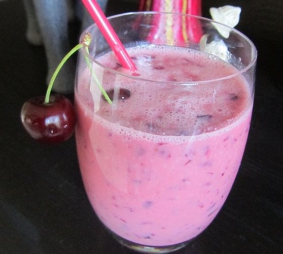 Smoothie allo yogurt e alla ciliegia