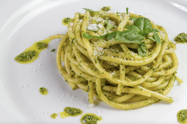 Pasta con pesto e lamelle di mandorle tostate