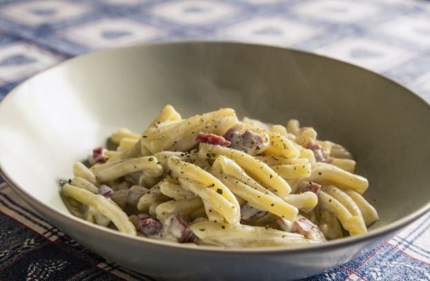 Pasta con speck e noci