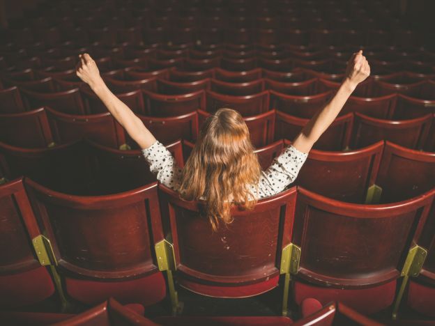 « Davvero ? Vai al cinema DA SOLA ?! Non so, mi suona cosi' strano... »