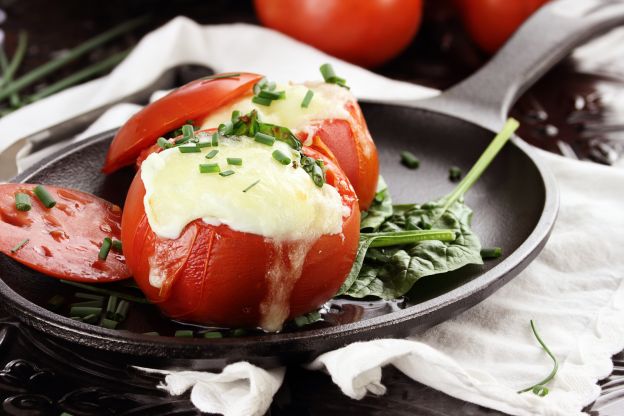 Pomodori ripieni di uova all'occhio di bue