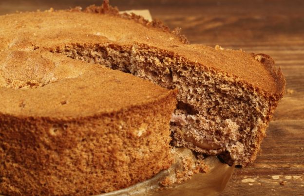 I bordi della torta sono biscottati, anzi leggermente bruciati