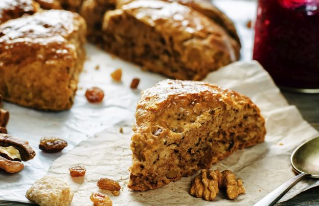 Torta carote, mandorle e noci croccanti