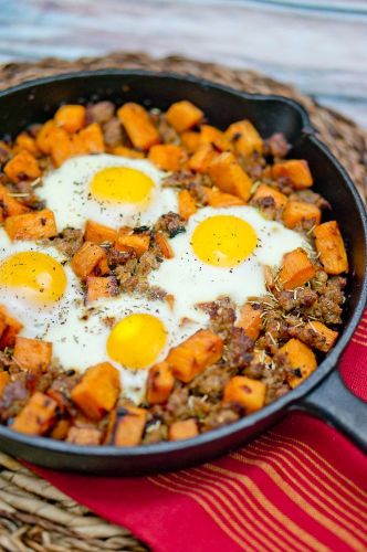 Casseruola con salsiccia, uova e zucca