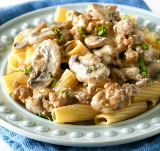 Rigatoni con crema di salsiccia e funghi