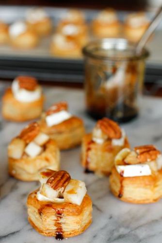 Vol au vent con noci di pecan, pere e formaggio