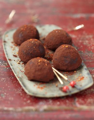 Tartufi al peperoncino con cuore di lampone