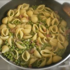 Conchiglie piselli e pancetta