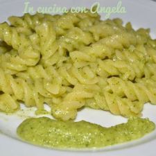 Fusilli con pesto di zucchine