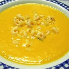 Crema di zucca gialla con gamberetti e pomodorini