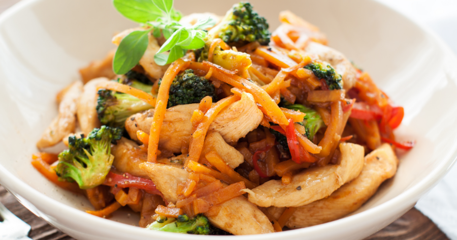 Delizioso petto di pollo saltato in padella con verdure